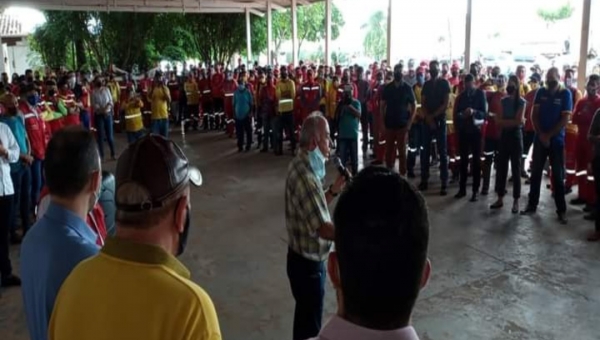 Acompanhado de 11 vereadores, Bocalom visita Zeladoria do Município e conversa com servidores